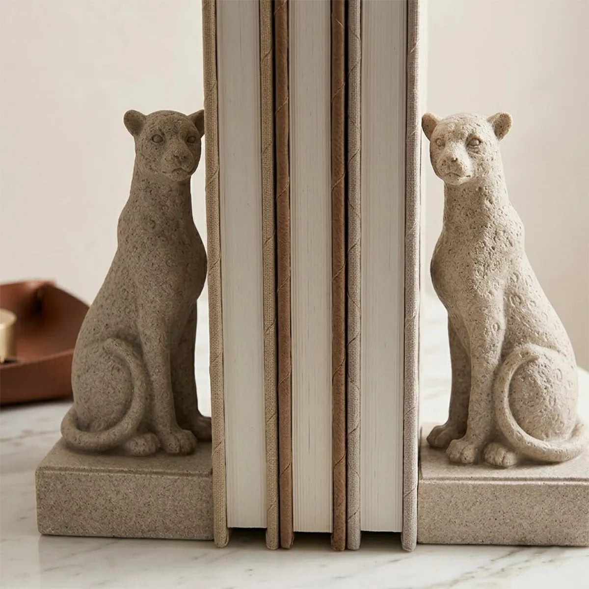 Aparador de Livros Felinos em Cinza Savana