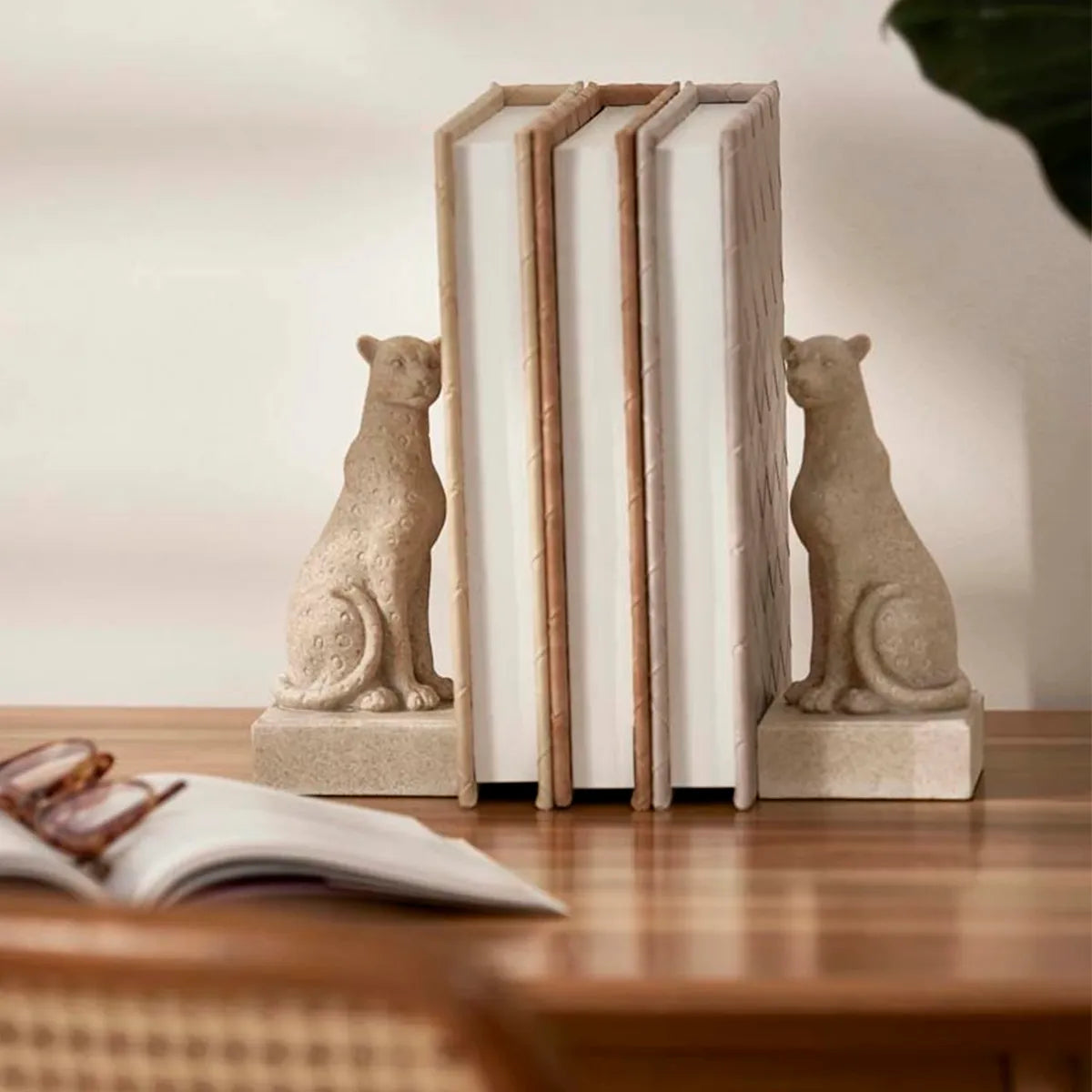 Aparador de Livros Felinos em Cinza Savana