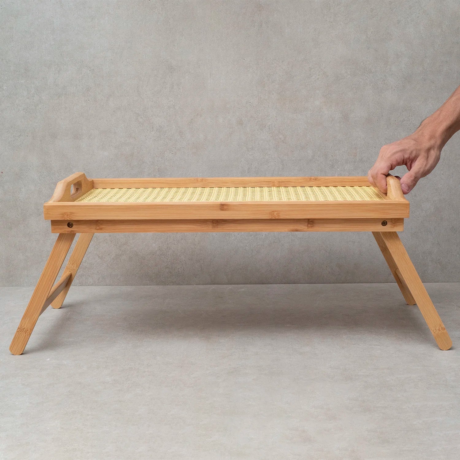 Bandeja com Pés Dobráveis de Bambu com Palhinha Indiana Essenza Natural