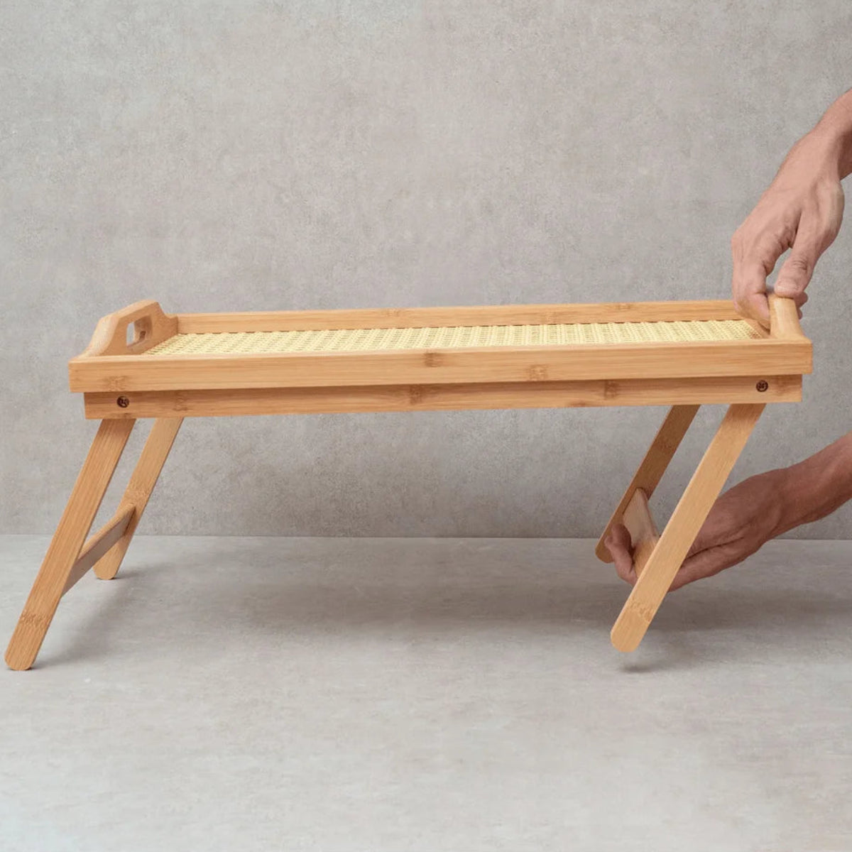 Bandeja com Pés Dobráveis de Bambu com Palhinha Indiana Essenza Natural