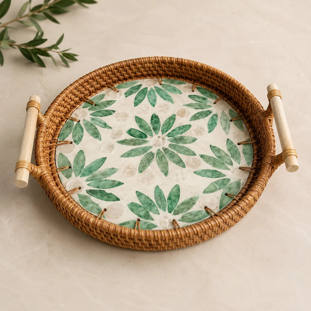 Bandeja Redonda de Rattan Artesanal Decorativa Floratta