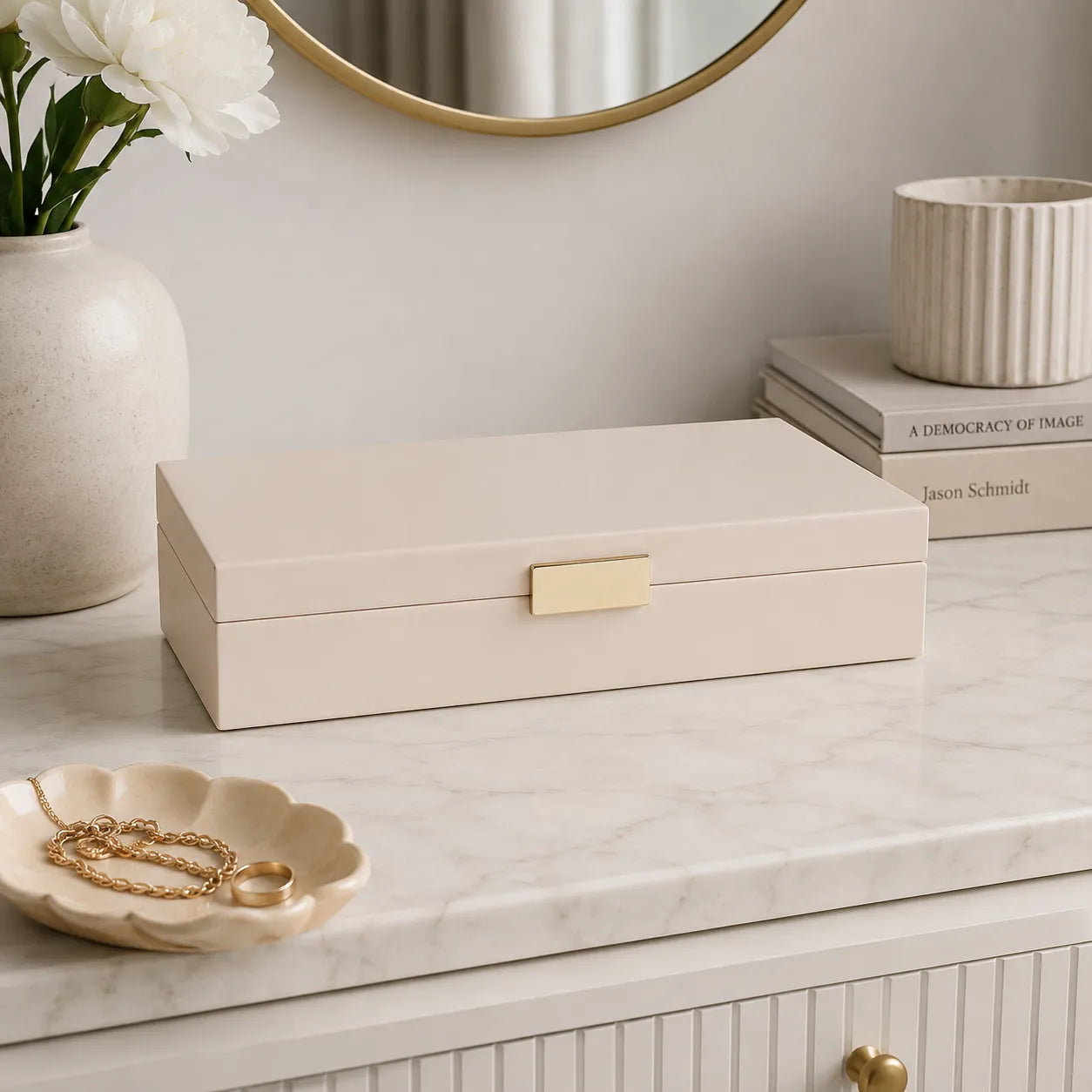 Caixa Decorativa Bege com Fecho Dourado