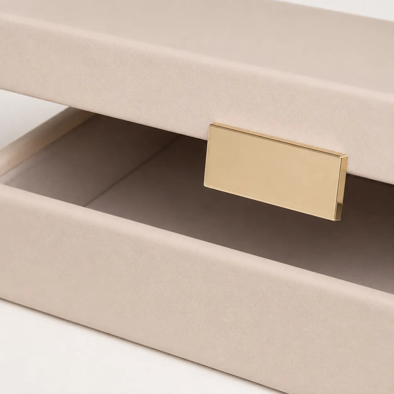 Caixa Decorativa Bege com Fecho Dourado