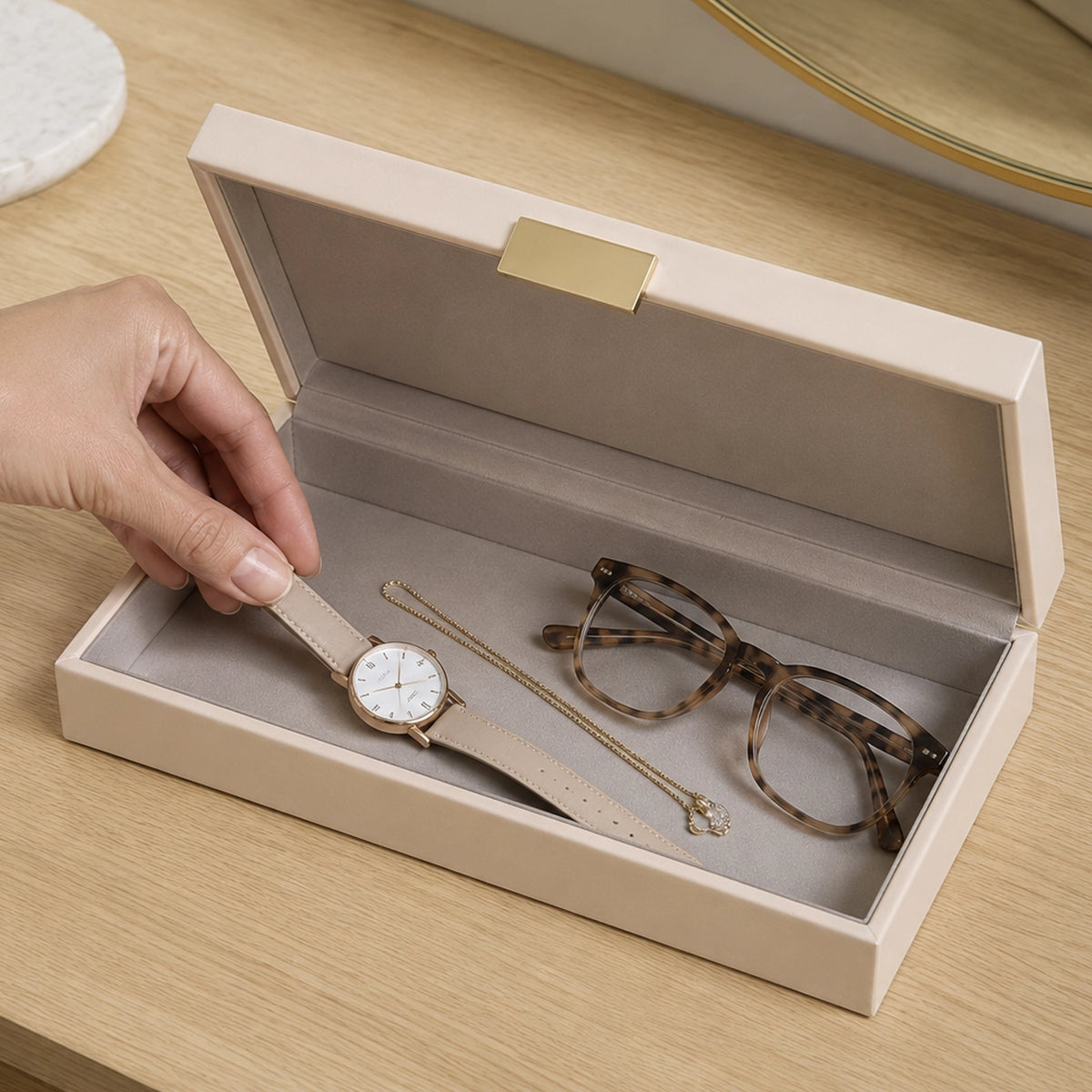 Caixa Decorativa Bege com Fecho Dourado