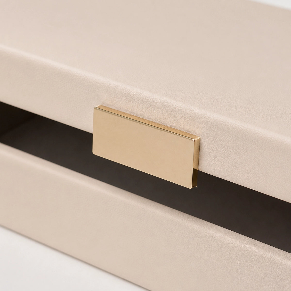 Caixa Decorativa Bege com Fecho Dourado