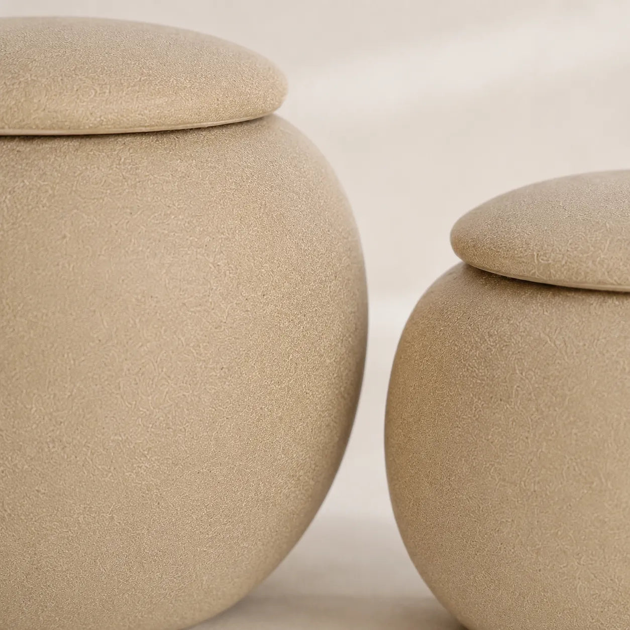 Conjunto de Mini Potes Decorativos em Cerâmica Bege com Tampa Seixo