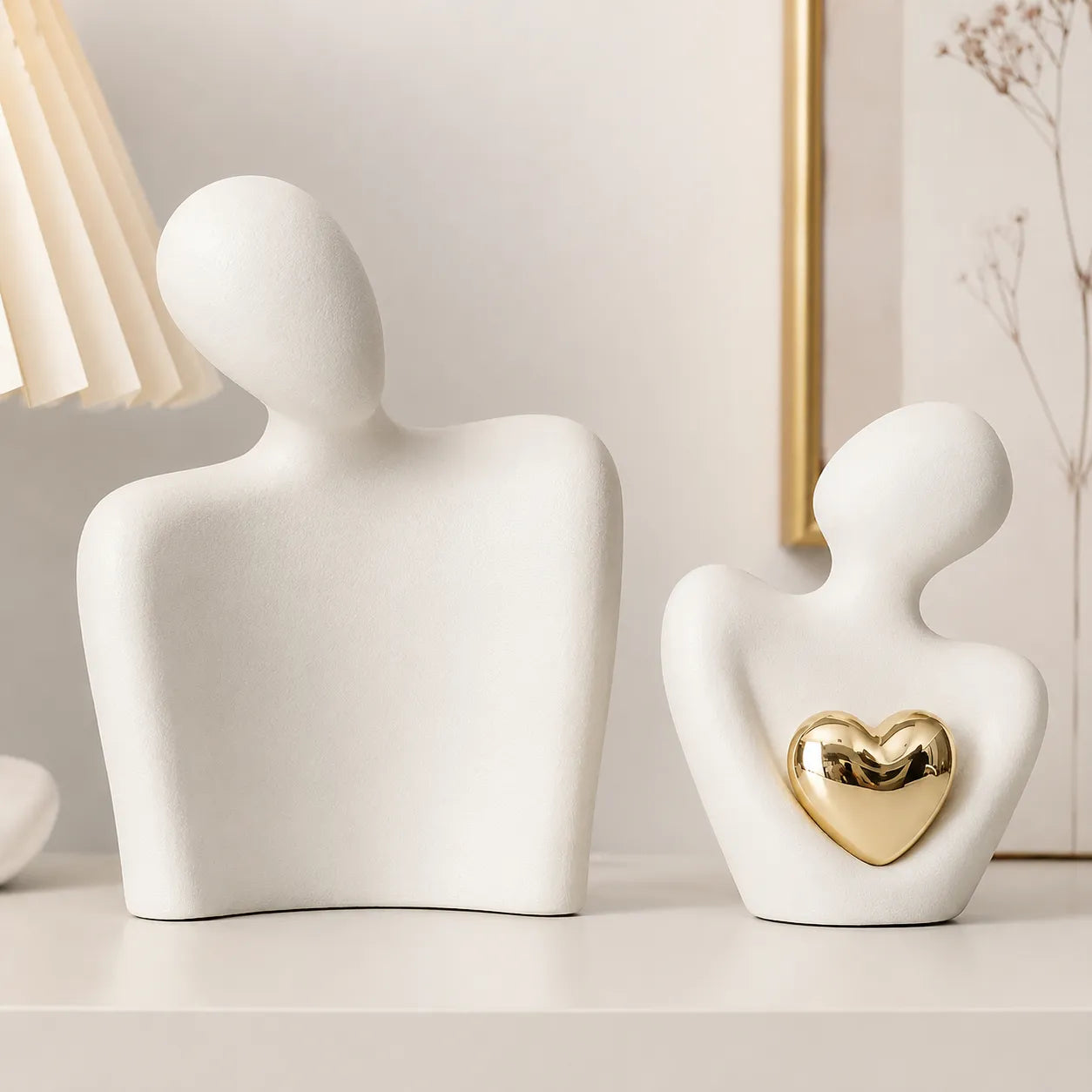 Escultura Abstrata Abraço com Coração Dourado