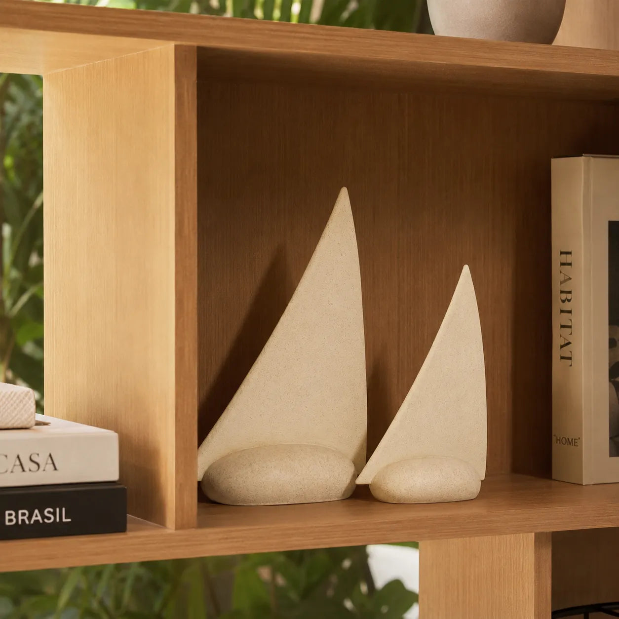 Escultura Decorativa em Resina Veleiro Minimalista