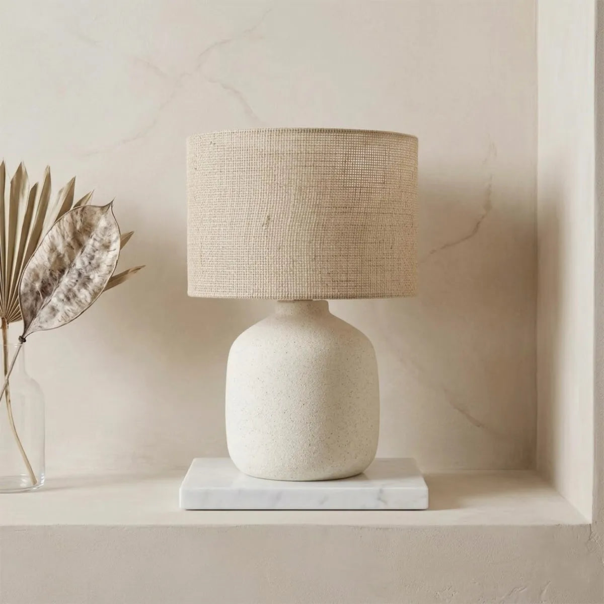 Luminária de mesa em Cerâmica com Cúpula Fibra Natural Lúmi