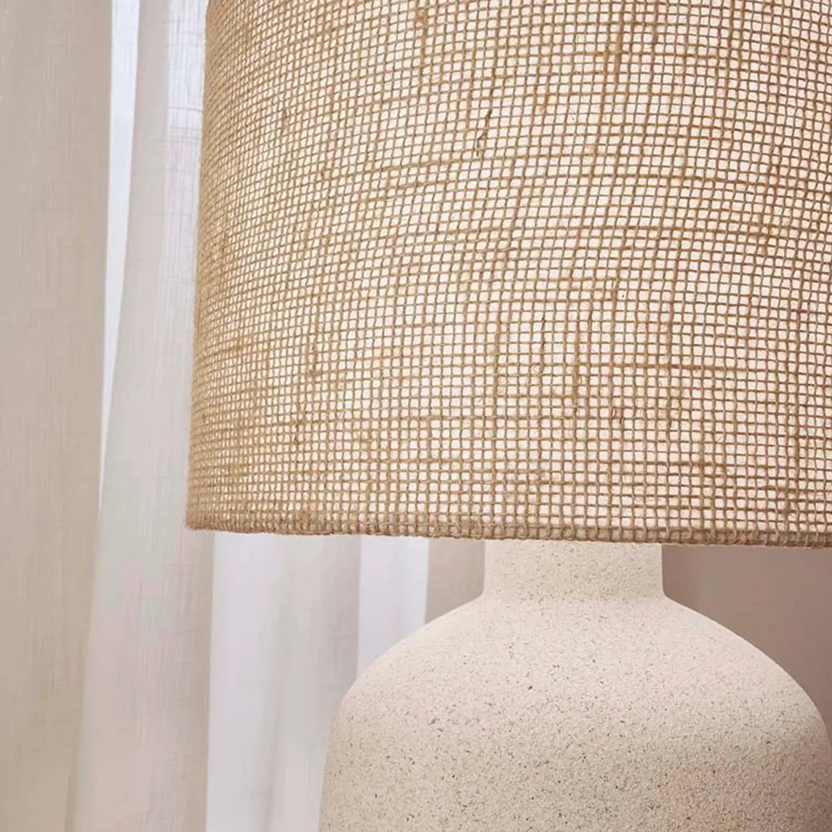 Luminária de mesa em Cerâmica com Cúpula Fibra Natural Lúmi