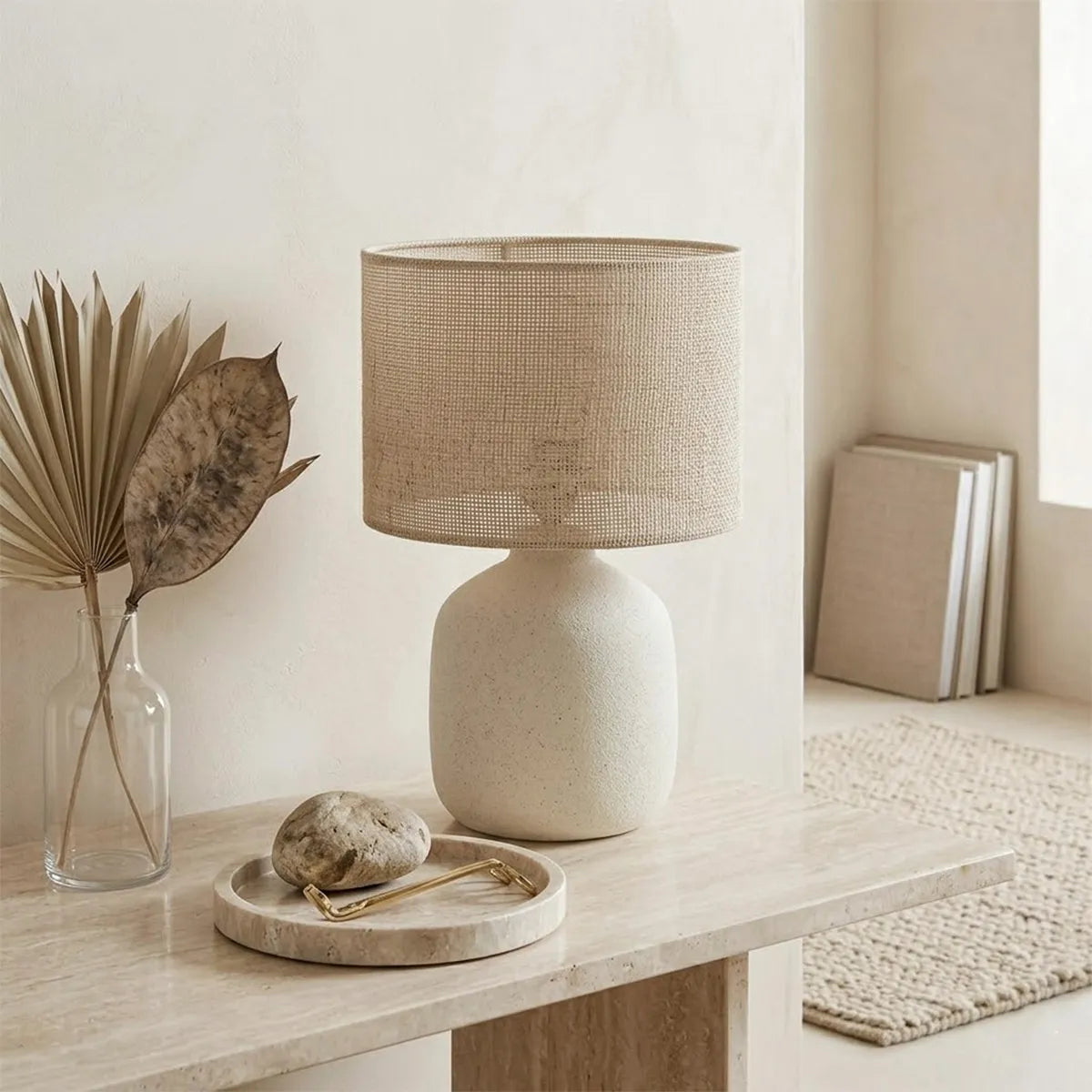 Luminária de mesa em Cerâmica com Cúpula Fibra Natural Lúmi