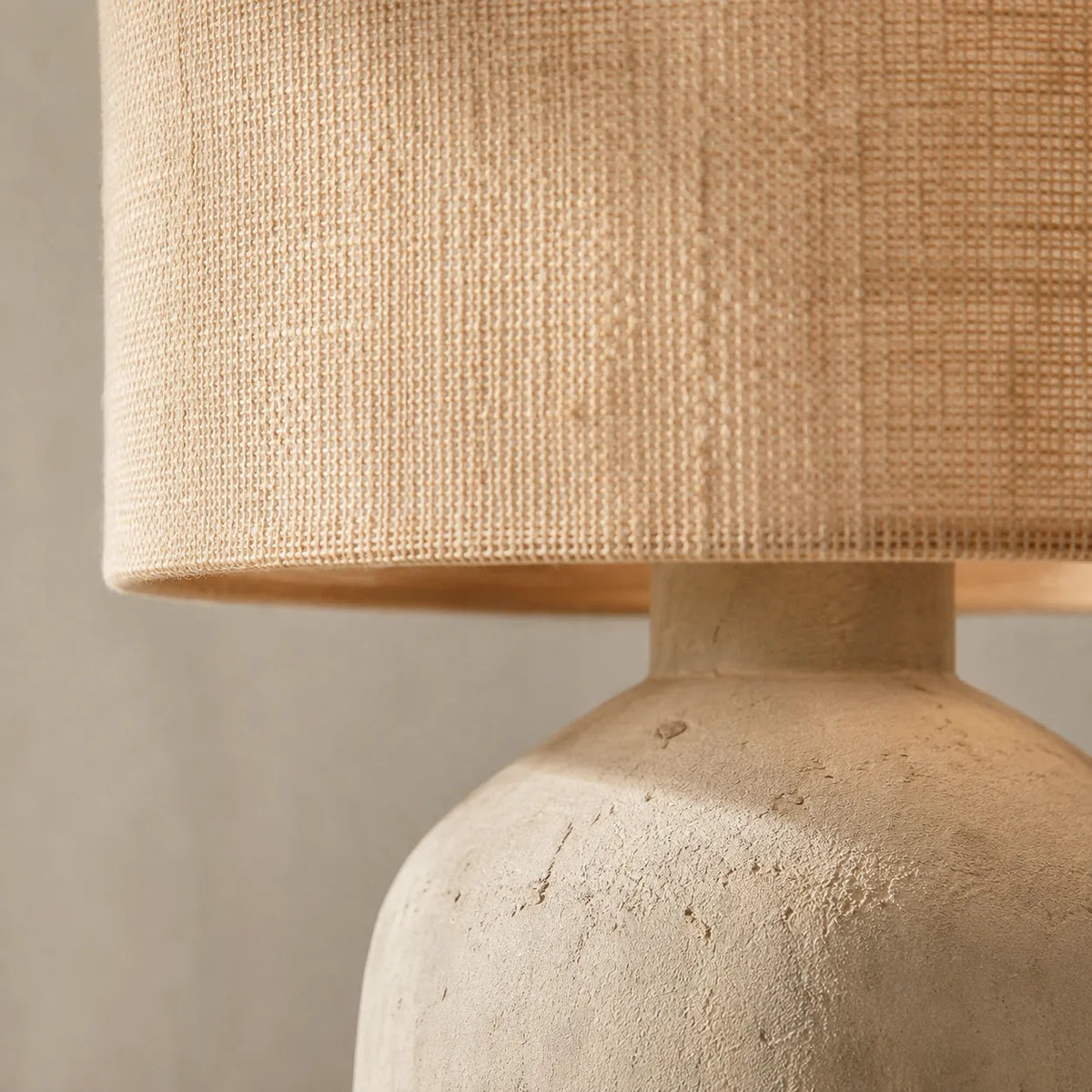 Luminária de Mesa em Fibra Natural e Cerâmica Avelã