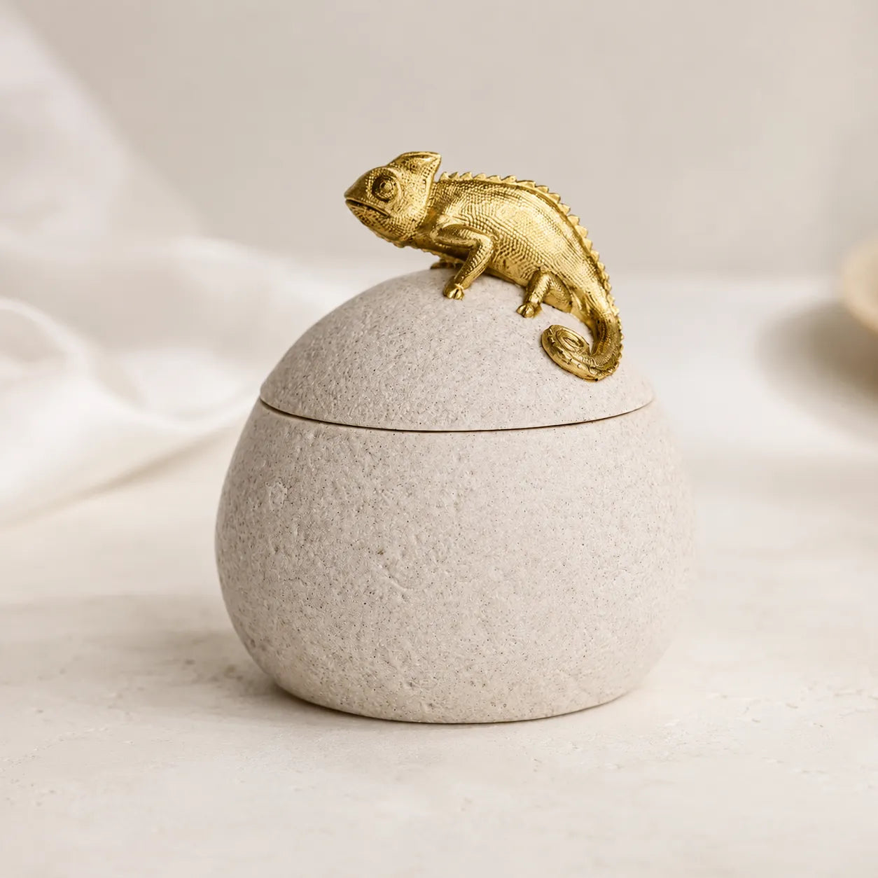 Pote Decorativo com Tampa e Camaleão Dourado Safari