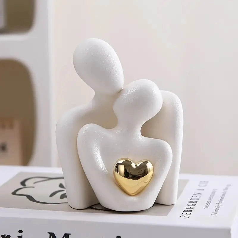 Escultura Abstrata Abraço com Coração Dourado