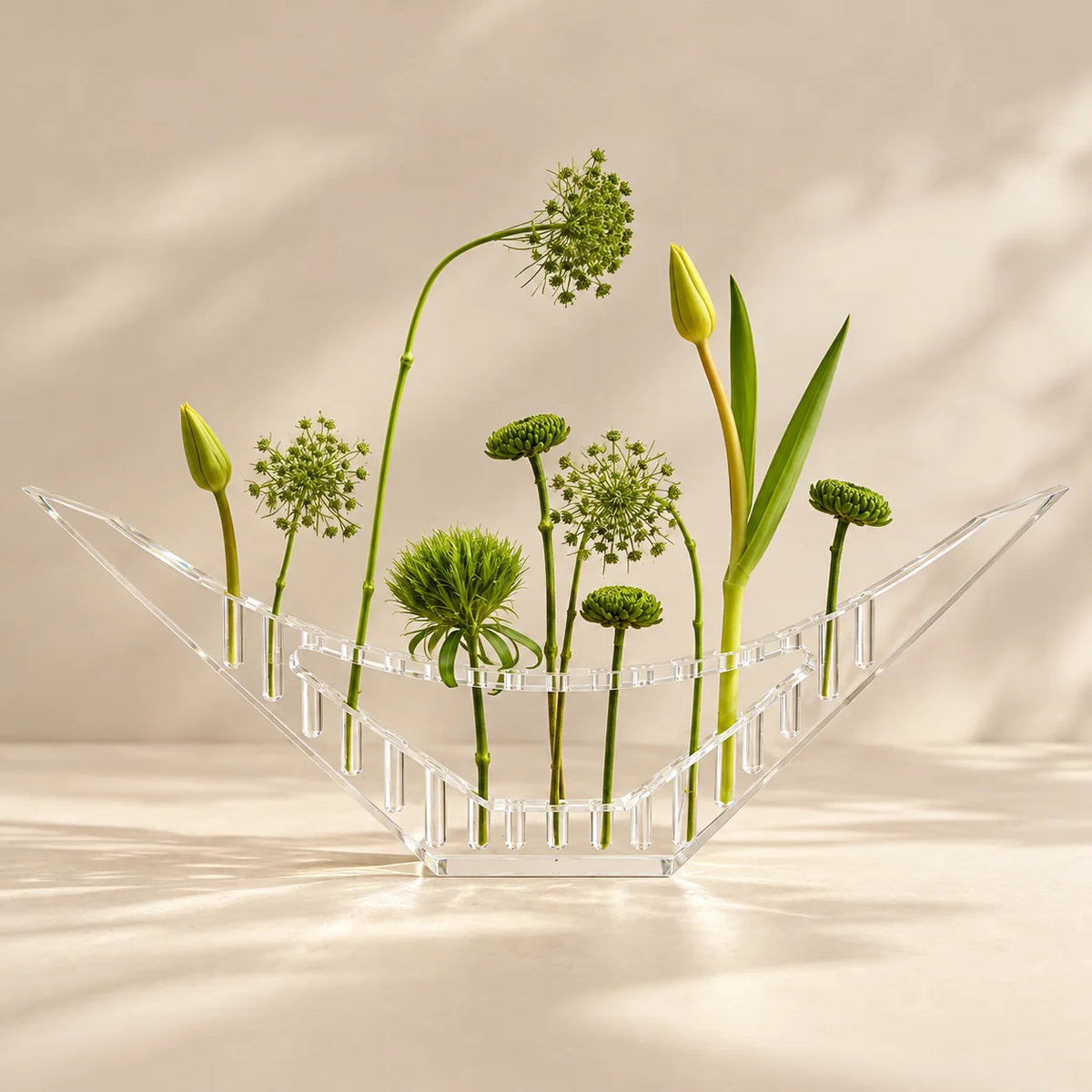 Vaso Ascenda em acrílico cristal, com flores e botões sobre superfície clara.
