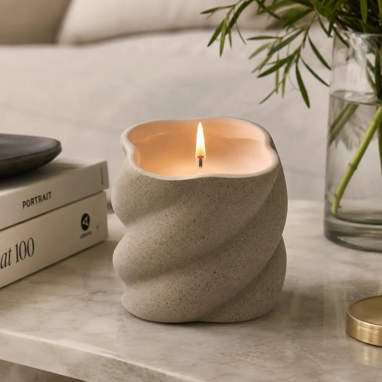 Vela Decorativa Grande com Suporte em Cerâmica Areia Espiral