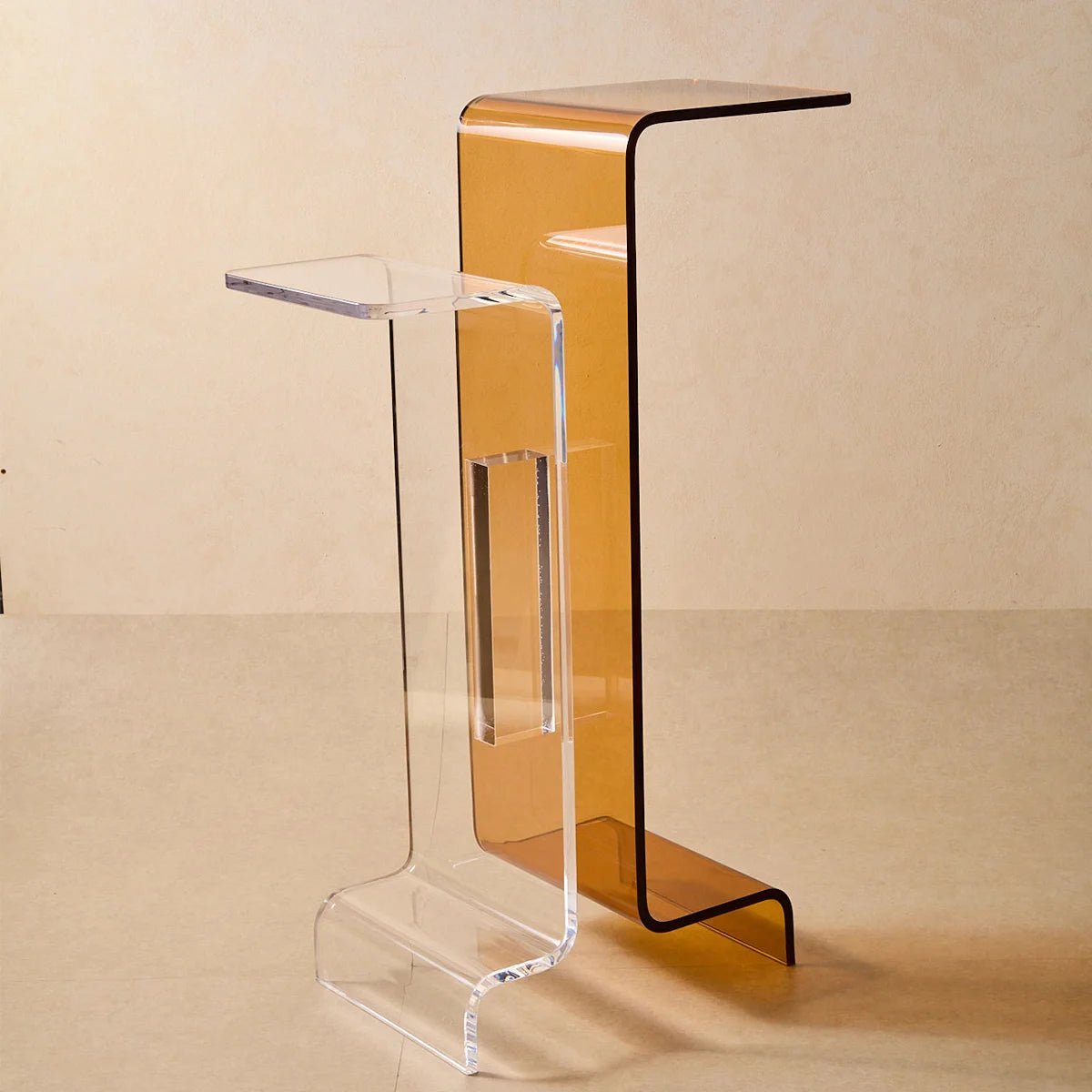Aparador Auréa em acrílico âmbar, em composição com aparador transparente.