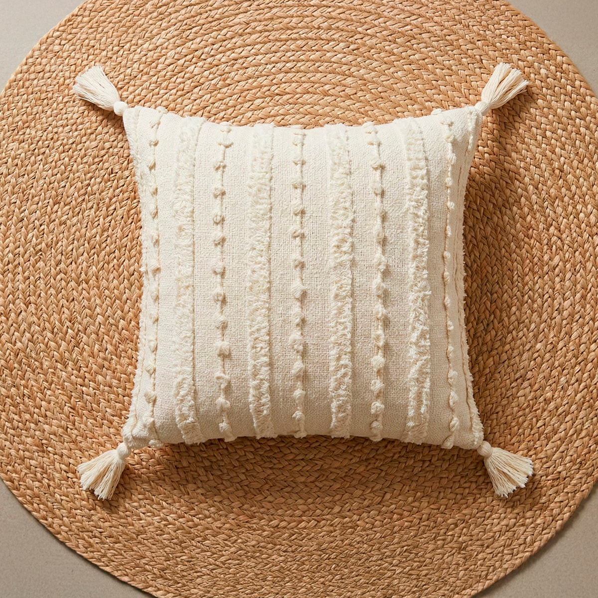 Capa de Almofada Boho Mirasol para compor a decoração do sofá ou da cama, detalhe de acabamento