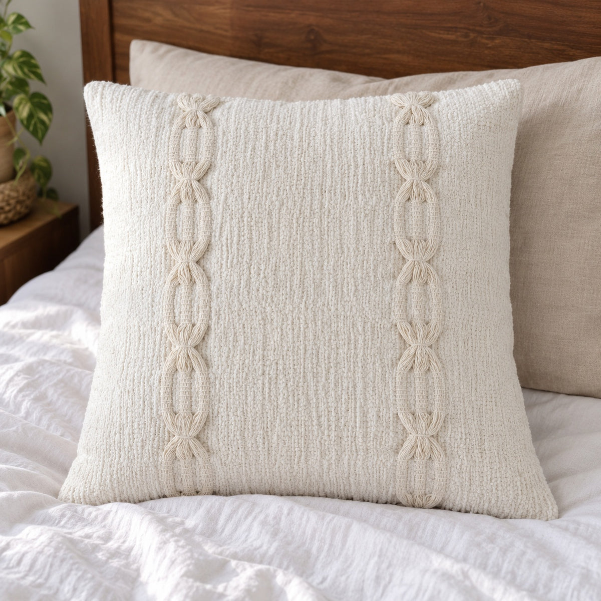 Capa de Almofada Elos Off-White ambientada em cama com roupa de linho