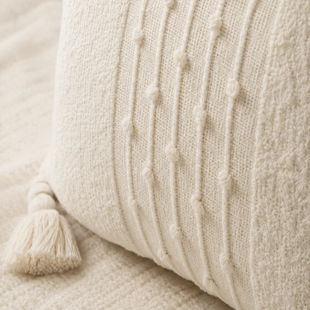 Capa de Almofada Premium Cru com Tassels para compor a decoração do sofá ou da cama, vista do produto