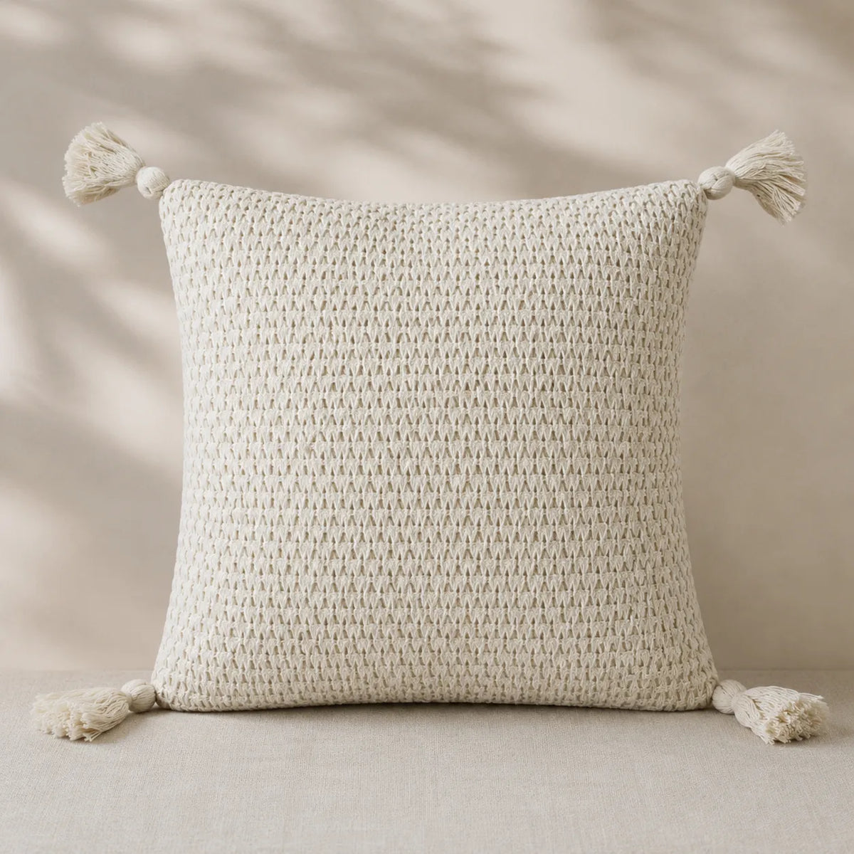 Capa de Almofada Serena para compor a decoração do sofá ou da cama, vista do produto