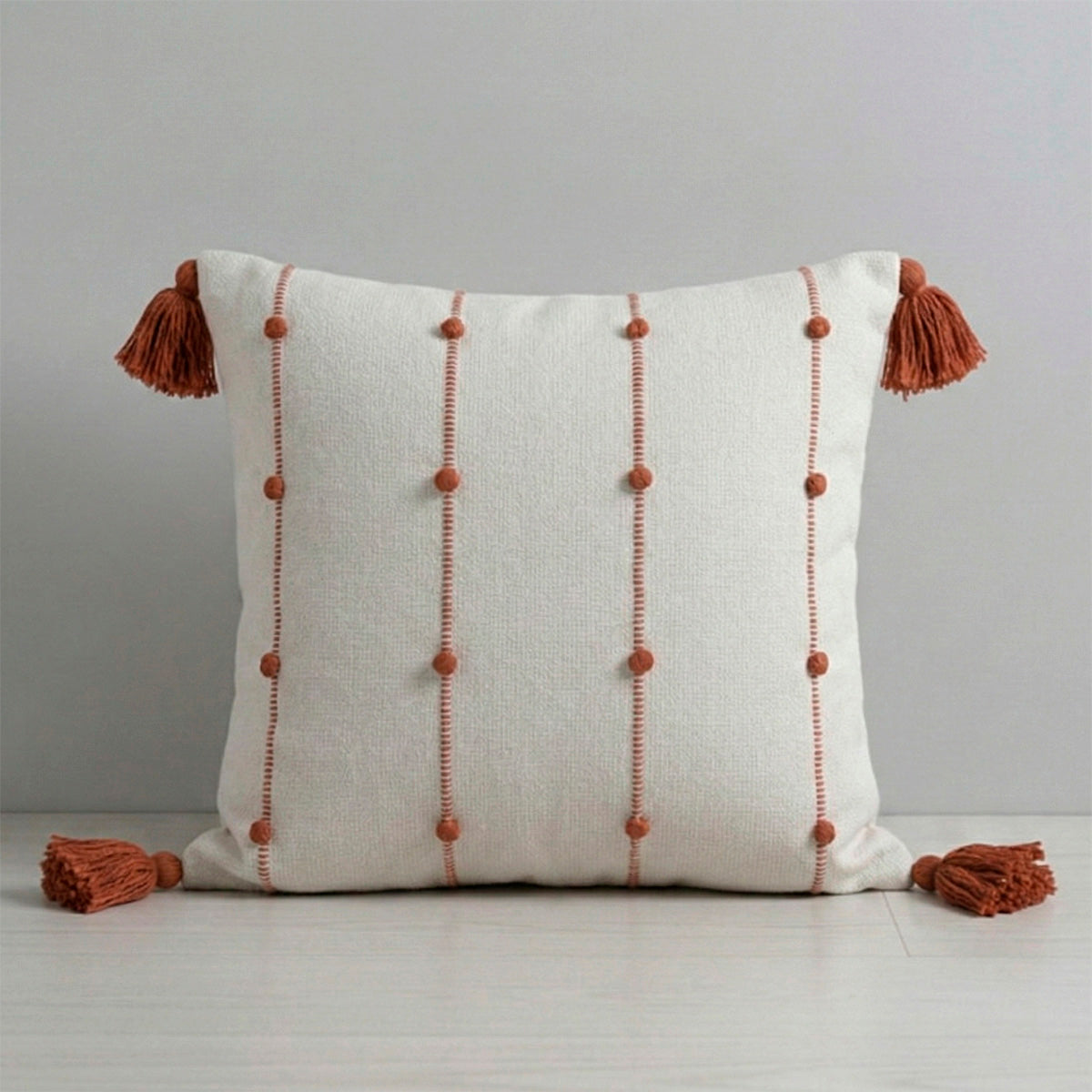 Capa de Almofada Trama com Pompom para compor a decoração do sofá ou da cama, vista do produto