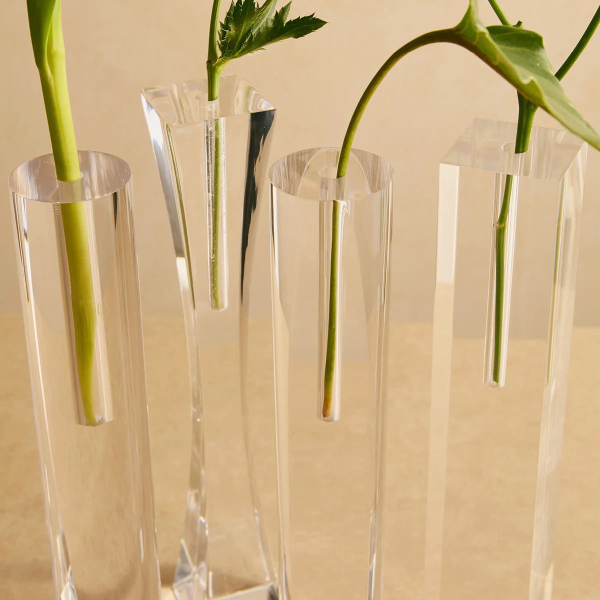 Vasos Lumielle em acrílico cristal, em detalhe das aberturas e dos caules.