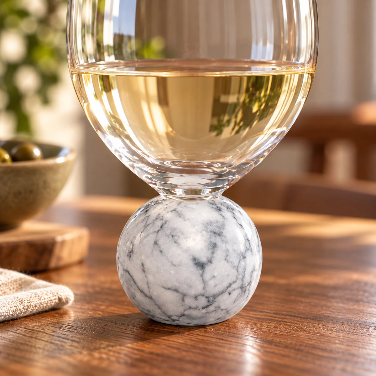 Detalhe da base em mármore branco e junção com o cristal Orvieto — imagem gerada por IA