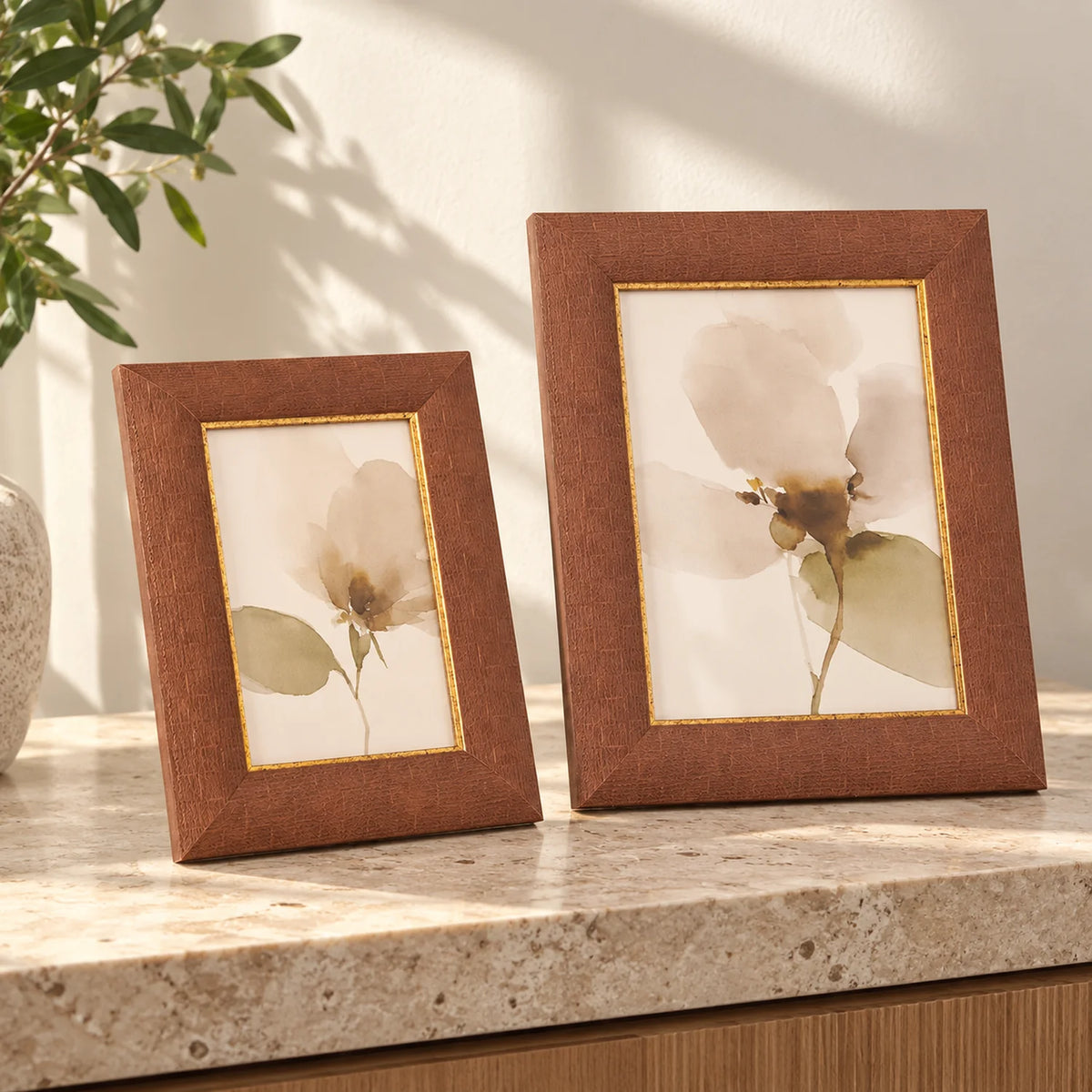 Kit 2 Porta-Retratos Marrons com Detalhe Dourado Âmbar — ambiente