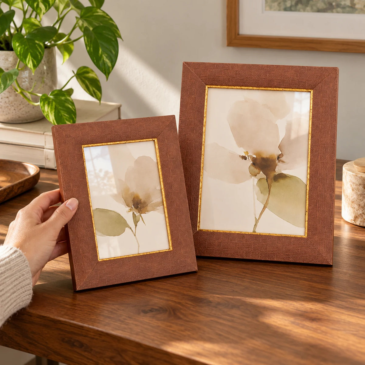 Kit 2 Porta-Retratos Marrons com Detalhe Dourado Âmbar — uso natural