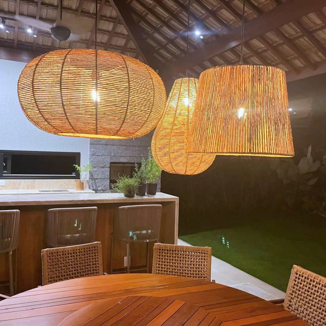 Kit 3 Luminárias Pendente de Palha Ayla para composição de iluminação decorativa, com pendentes de fibras naturais