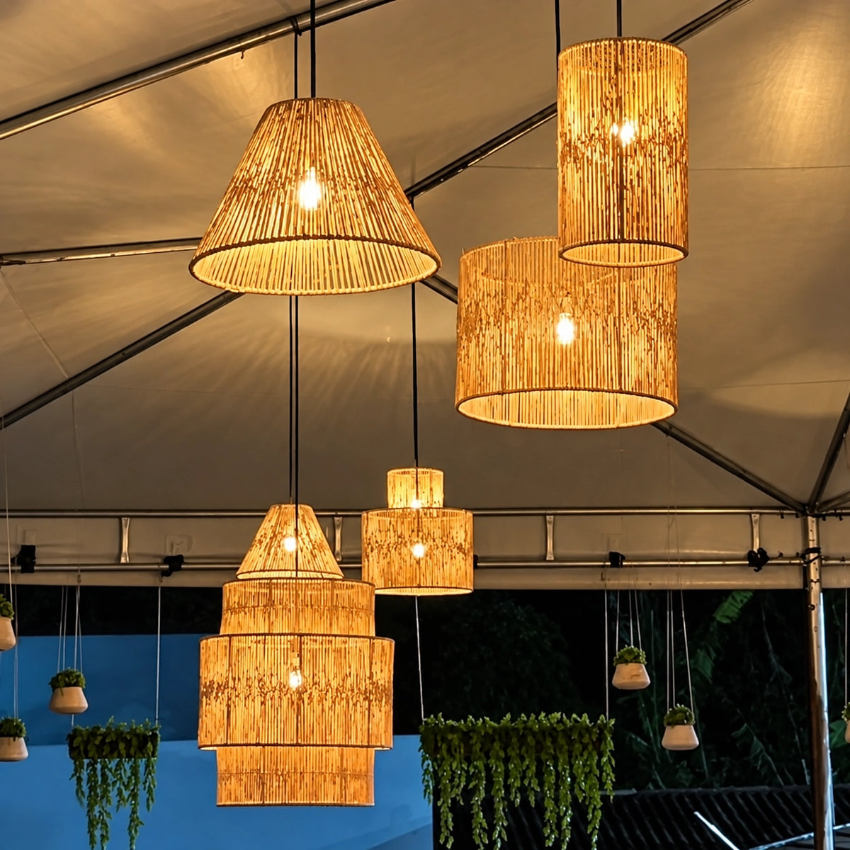 Kit 4 Luminárias Pendente de Palha Mayu para composição de iluminação decorativa, conjunto decorativo em palha