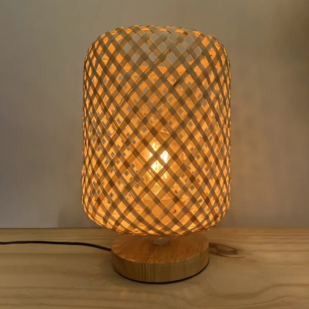 Luminária de Mesa de Bambu Kaia — vista da luminária decorativa