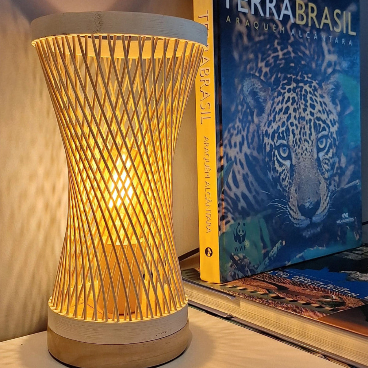Luminária de Mesa de Bambu Suna — vista da luminária decorativa