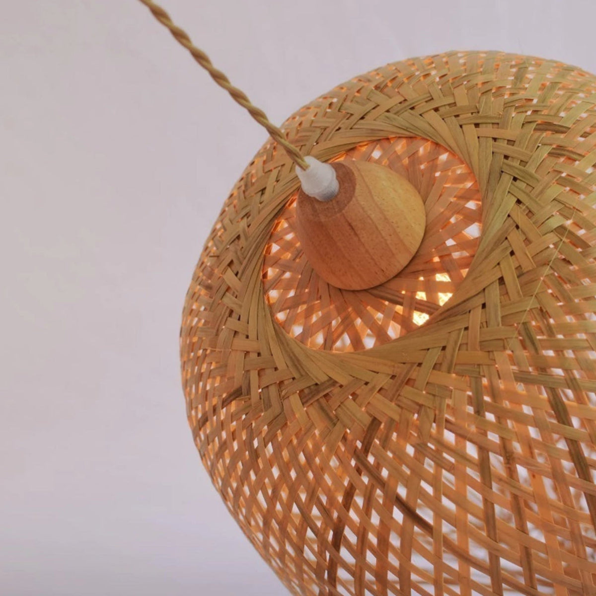 Luminária Pendente de Bambu Ayun — vista da luminária decorativa