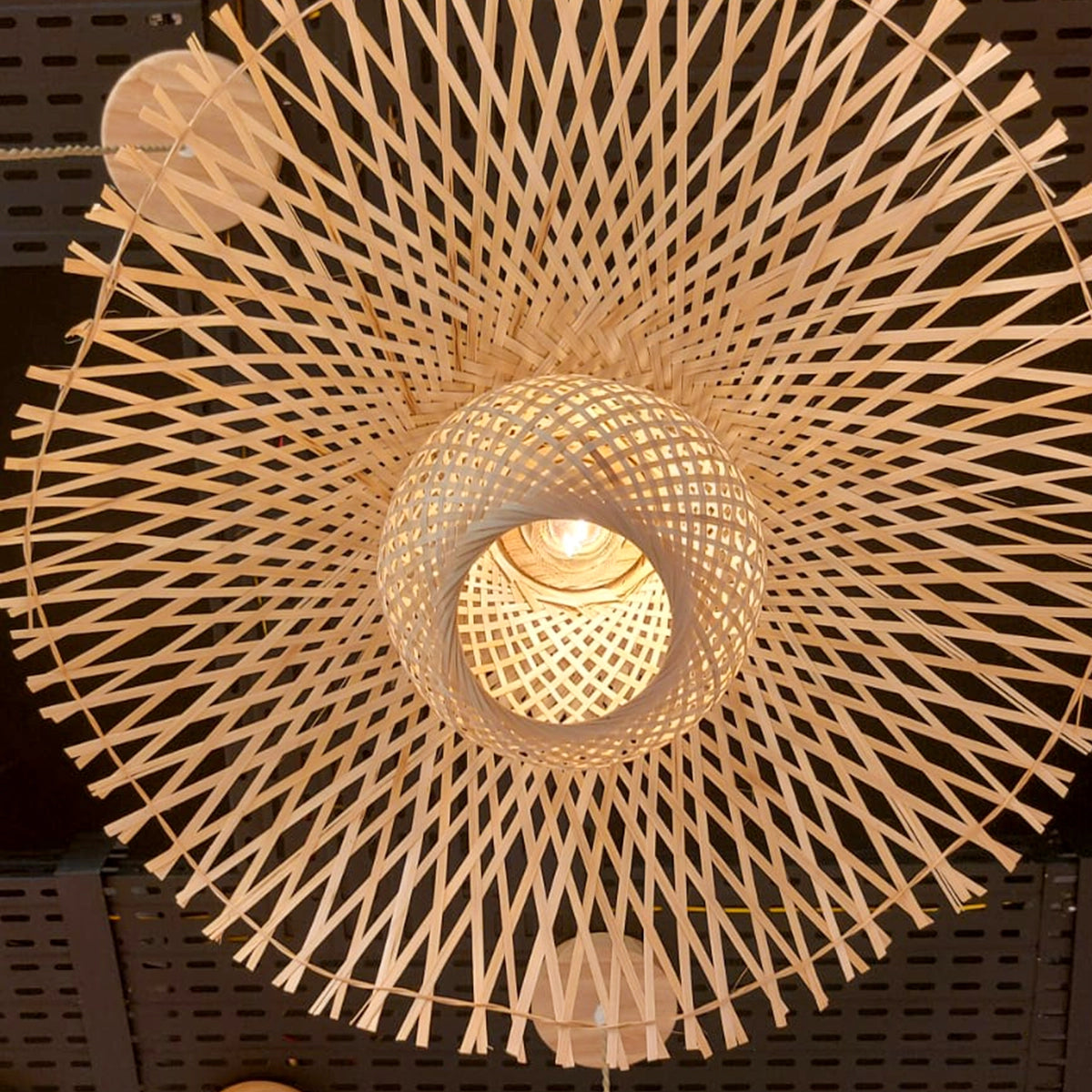 Luminária Pendente de Bambu Solari — vista da luminária decorativa