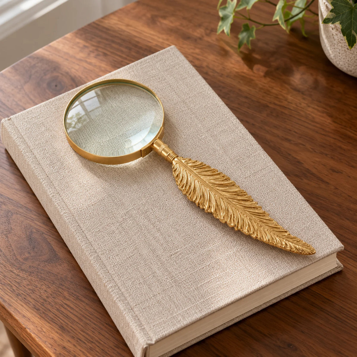 Lupa Decorativa com Cabo de Pena Dourada Pluma — ambiente