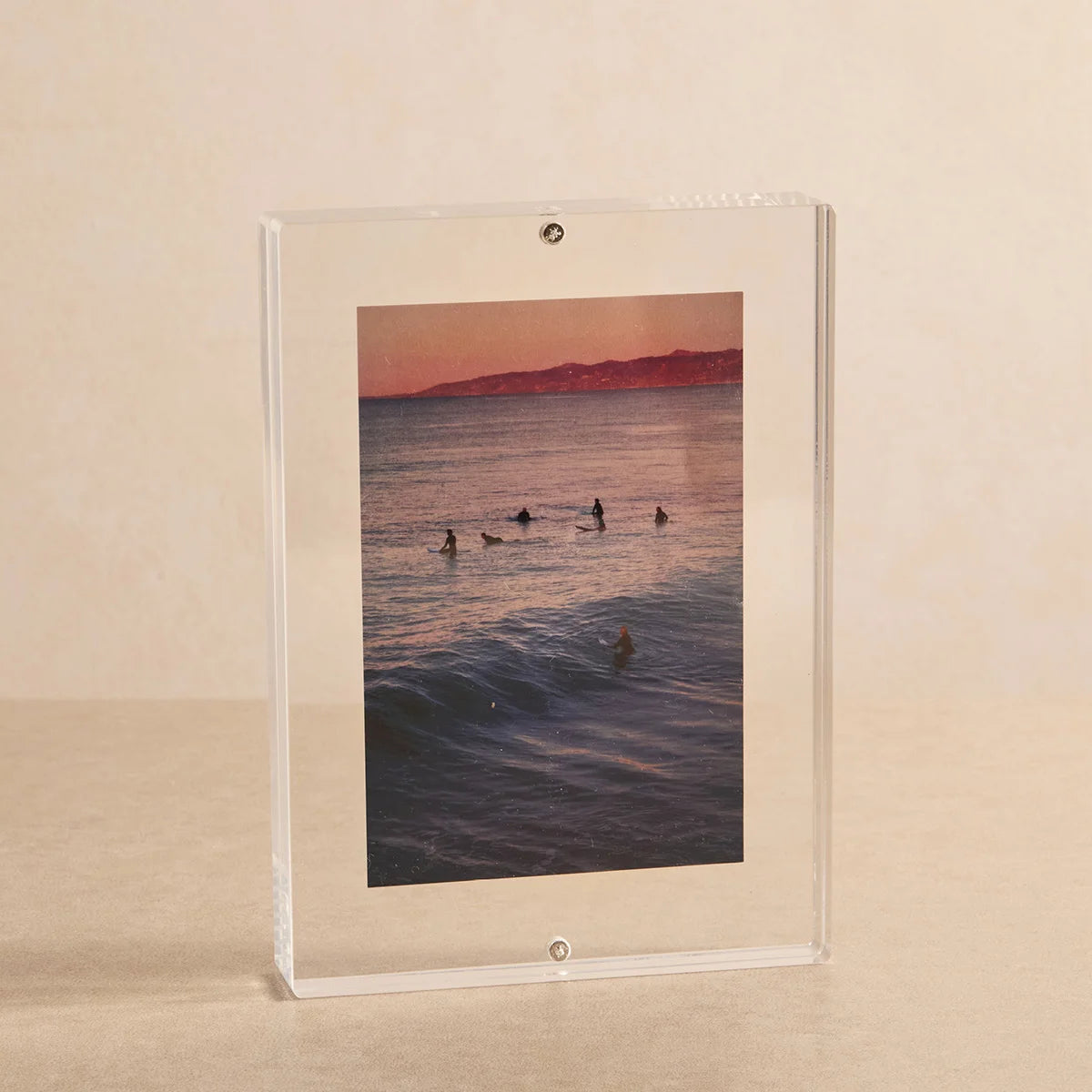 Porta-Retratos Retangular em Acrílico Cristal com Ímãs Memora, em acrílico transparente de aparência cristalina