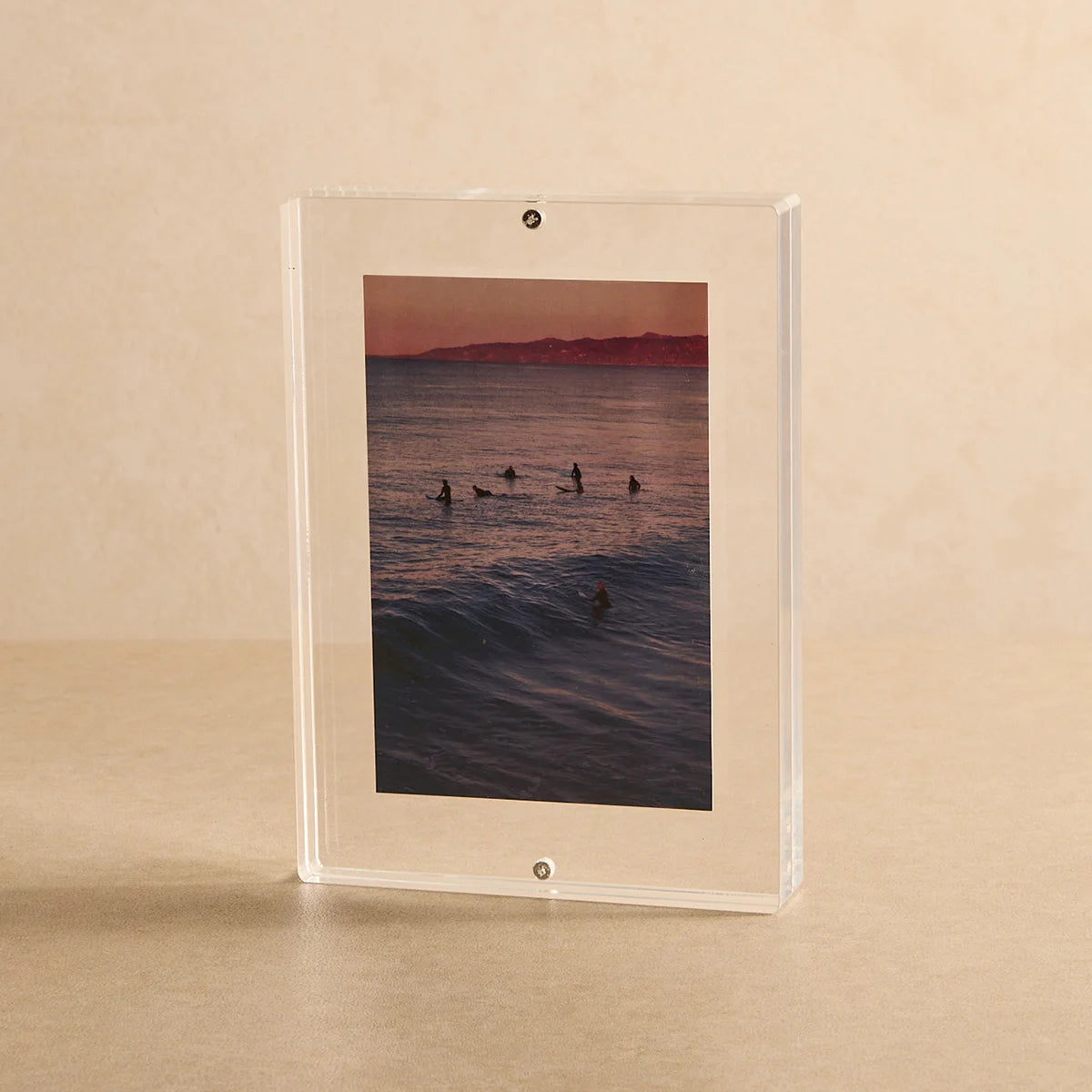 Porta-Retratos Retangular em Acrílico Cristal com Ímãs Memora, para compor mesas e estantes