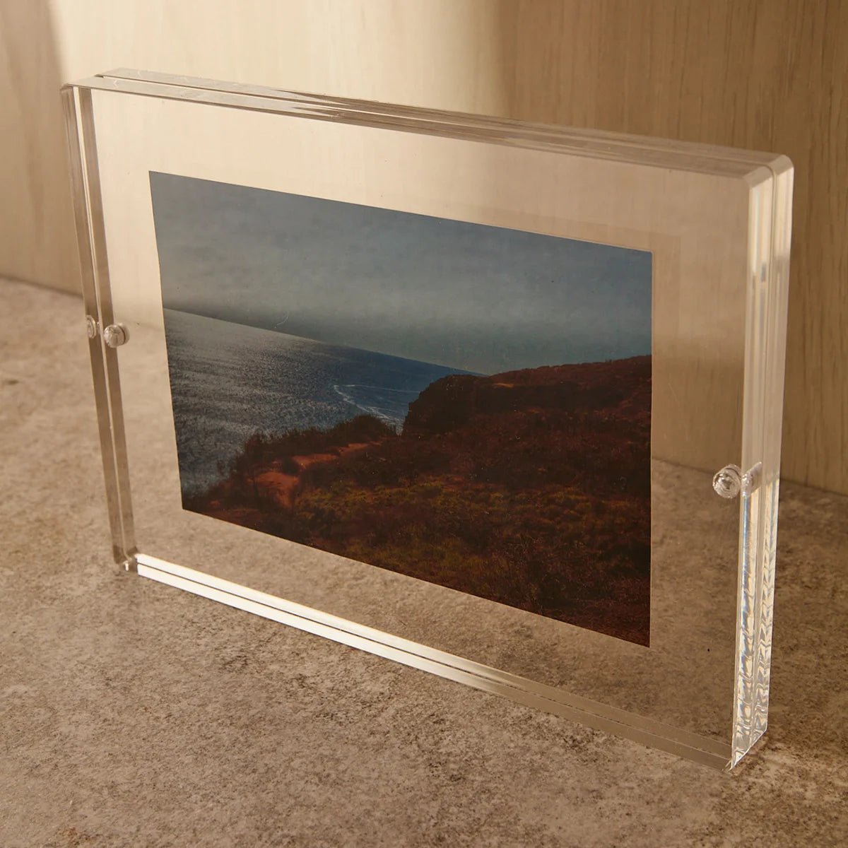 Porta-Retratos Retangular em Acrílico Cristal com Ímãs Memora, com design retangular em acrílico