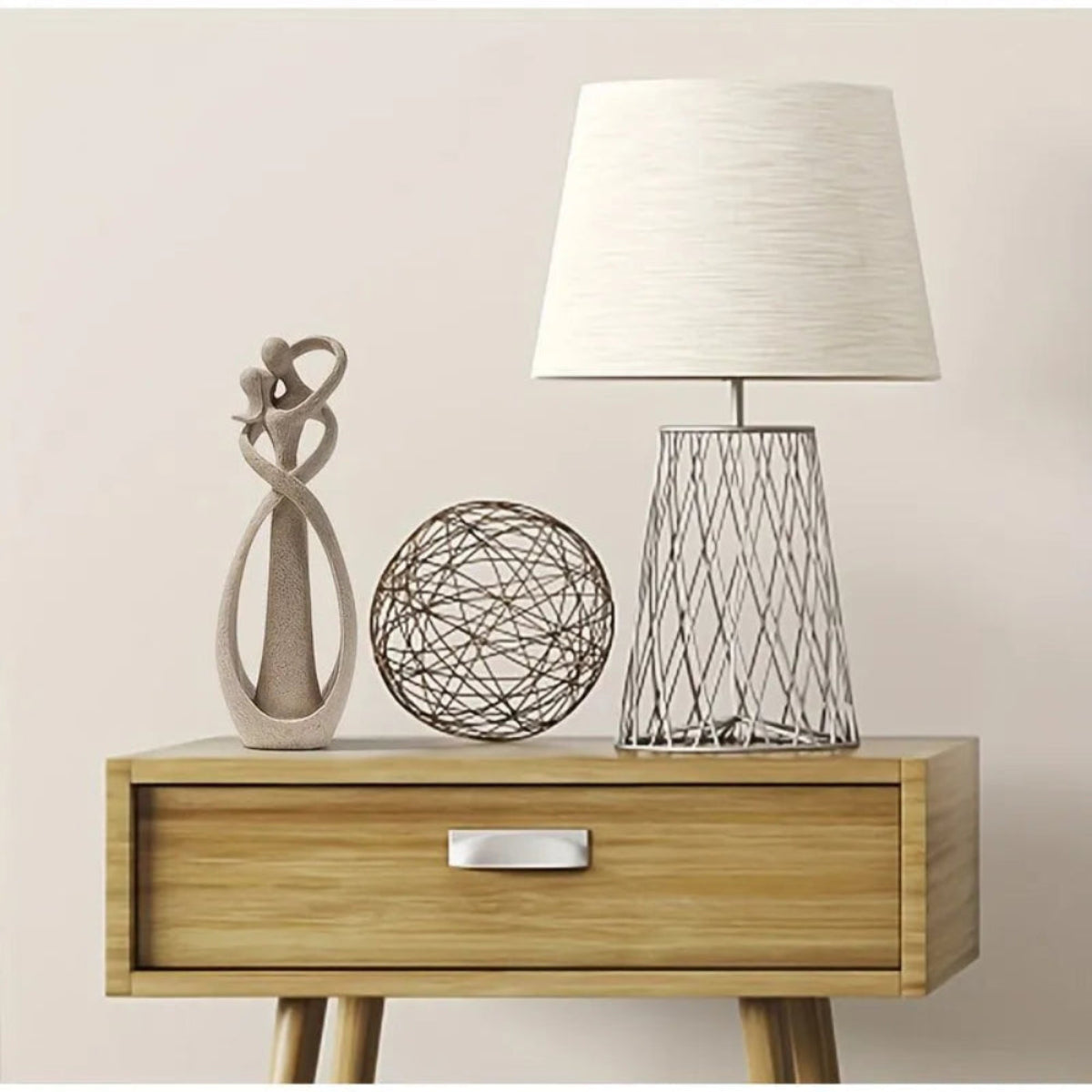 Estatueta de casal abraçado em Arenito