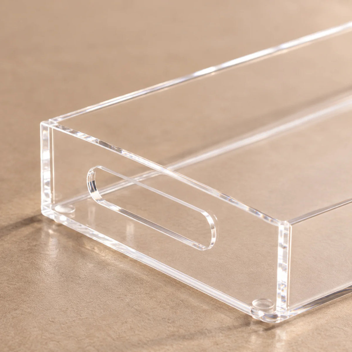 Bandeja Nítida em acrílico cristal, em detalhe da alça lateral.