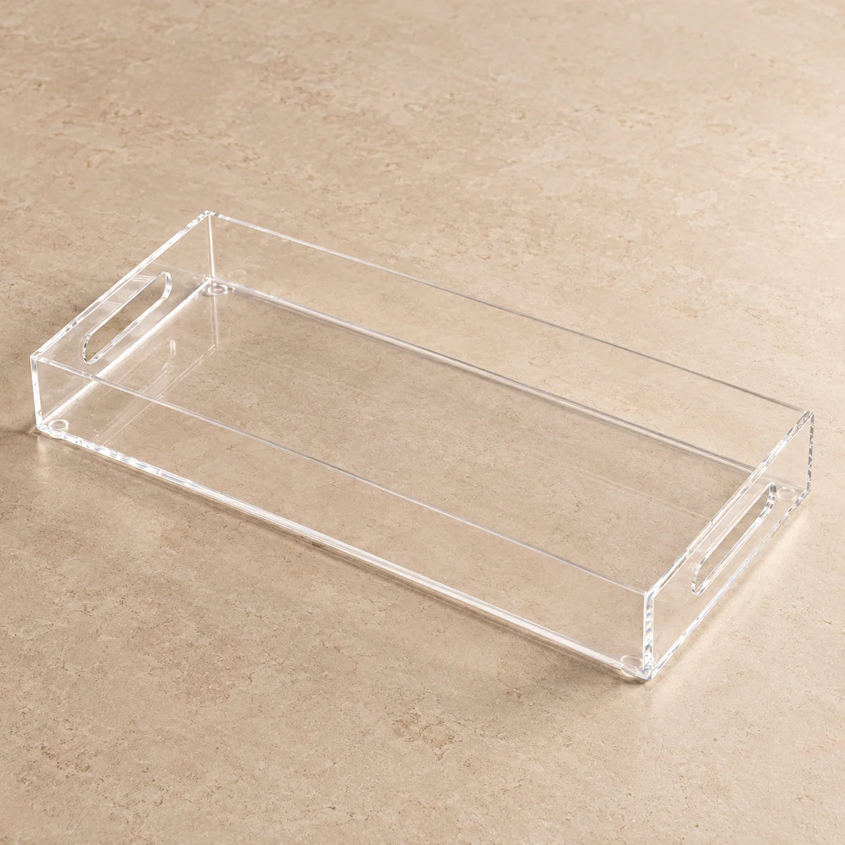 Bandeja Nítida em acrílico cristal, vazia sobre fundo neutro.