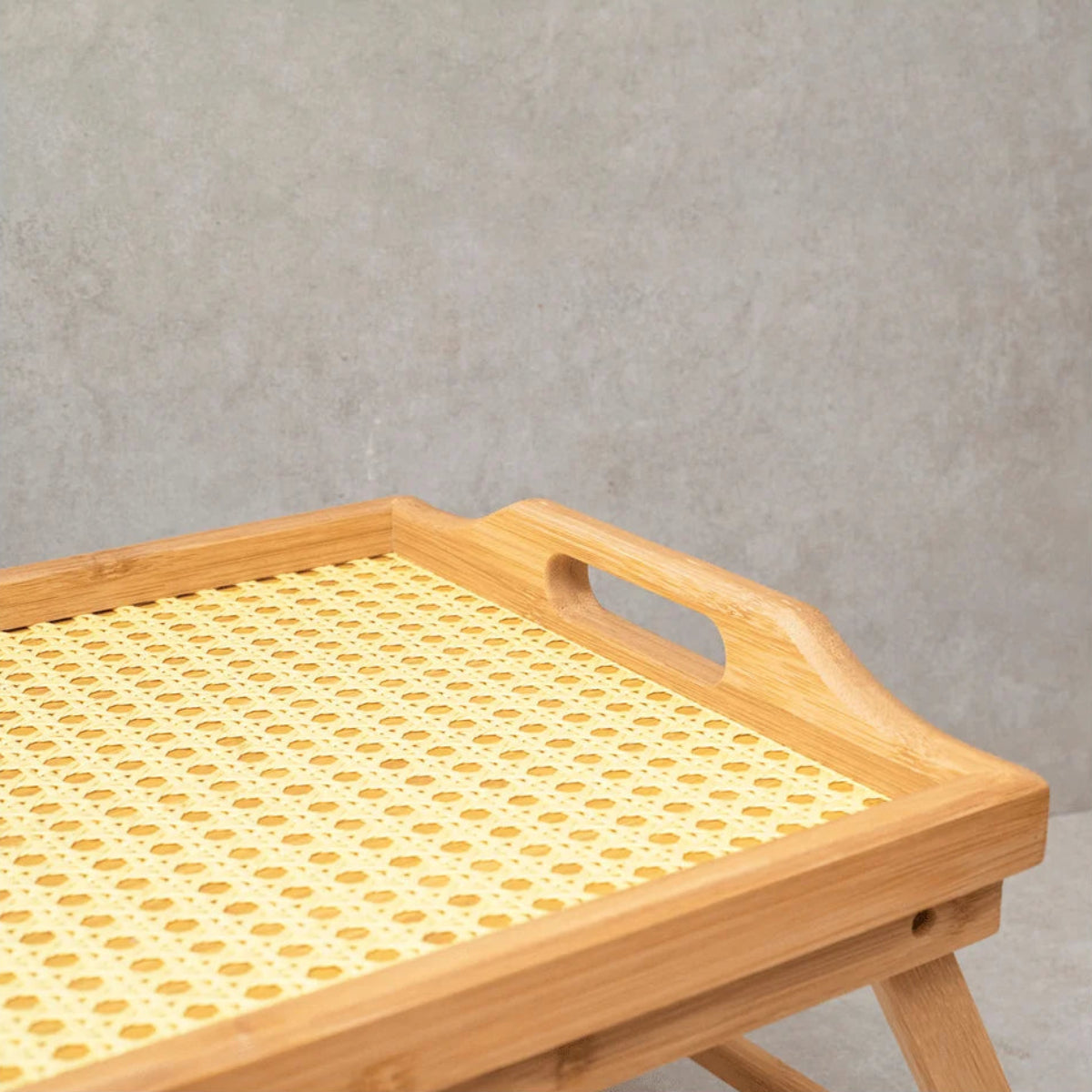 Bandeja com Pés Dobráveis de Bambu com Palhinha Indiana Essenza Natural