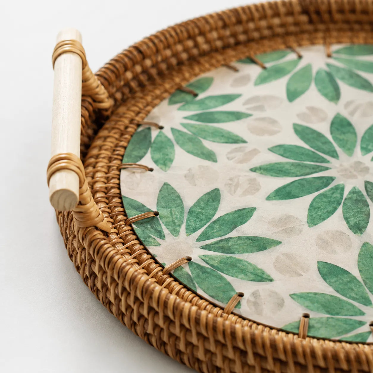 Bandeja Redonda de Rattan Artesanal Decorativa Floratta