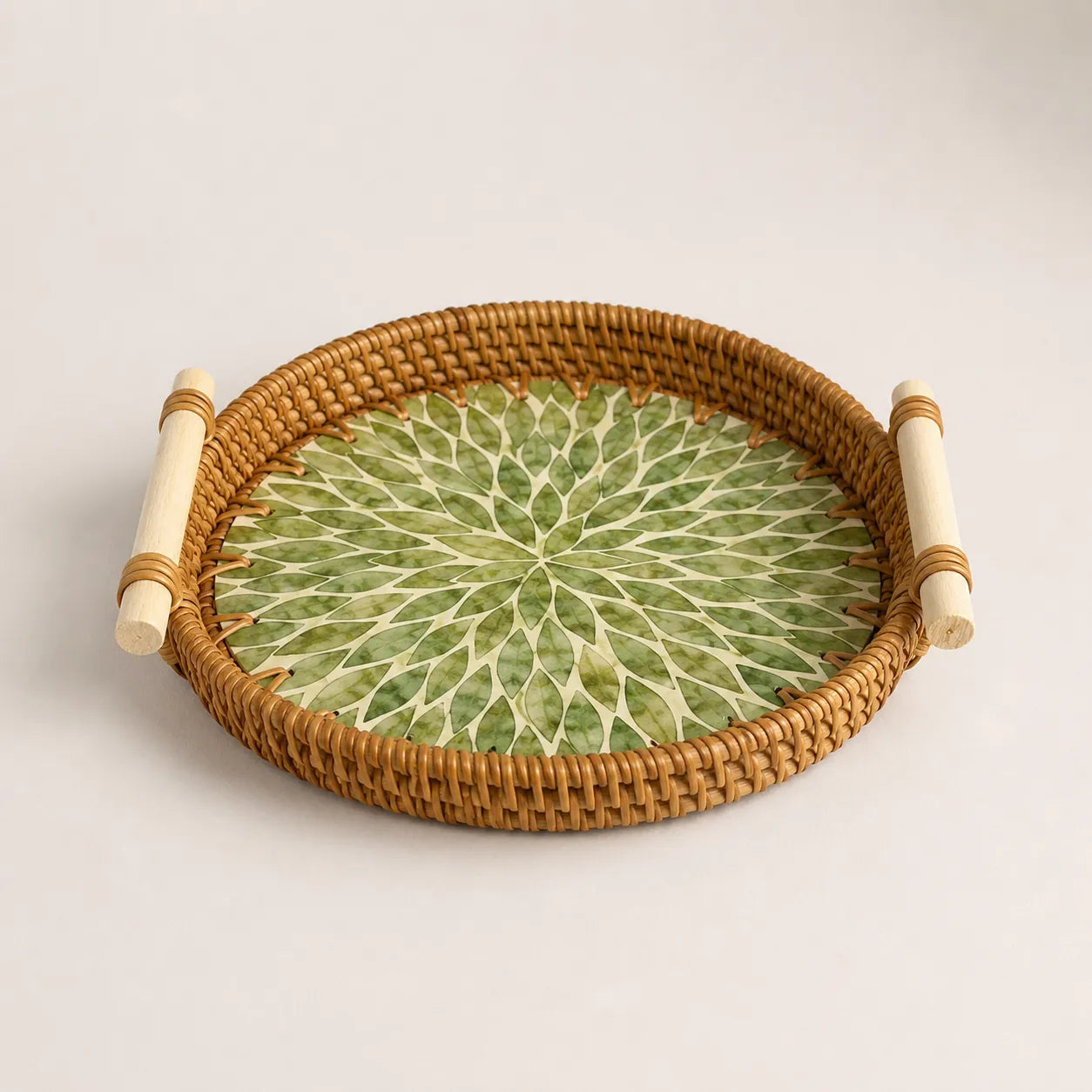 Bandeja Redonda de Rattan Artesanal Decorativa Floratta
