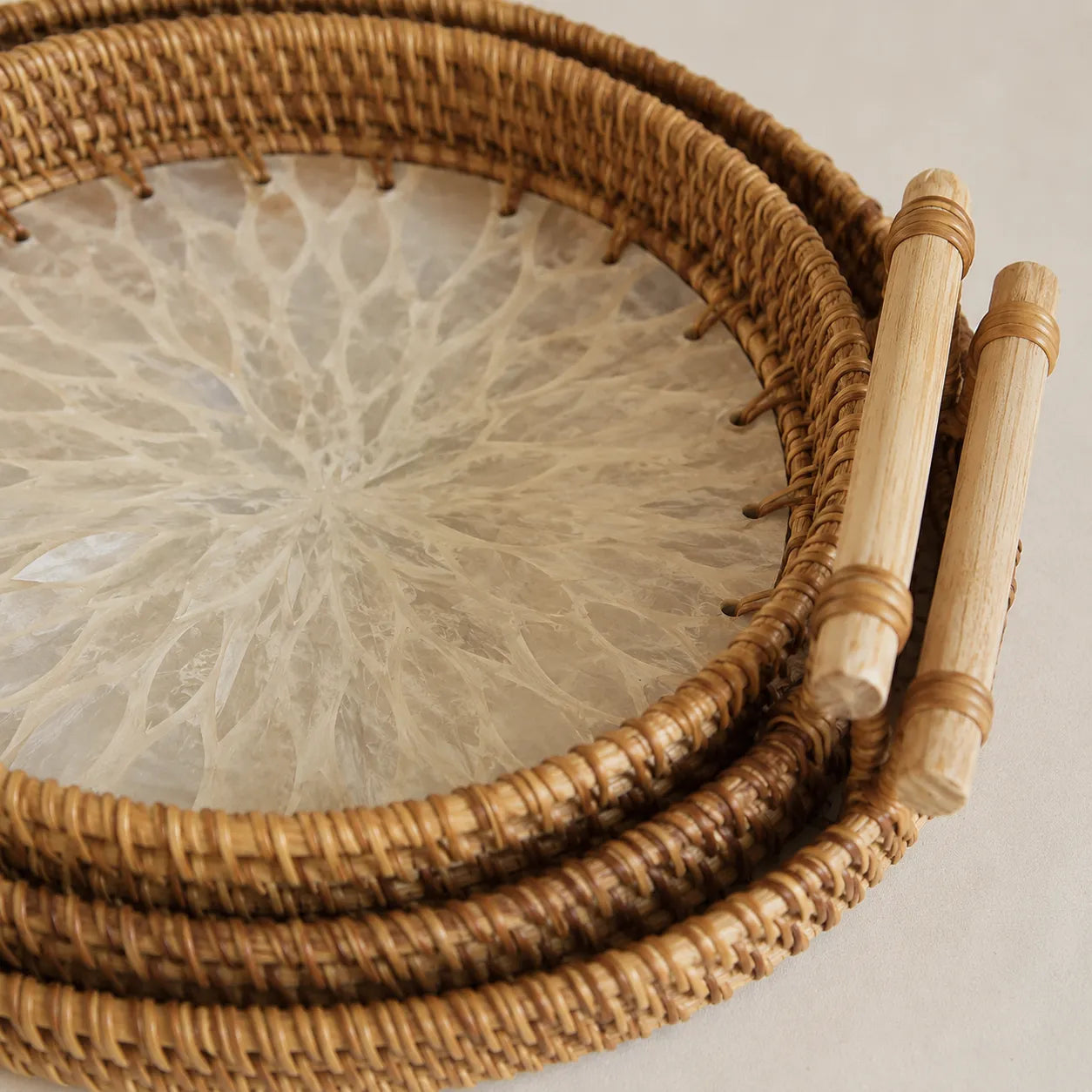 Bandeja Redonda de Rattan Artesanal Decorativa Floratta