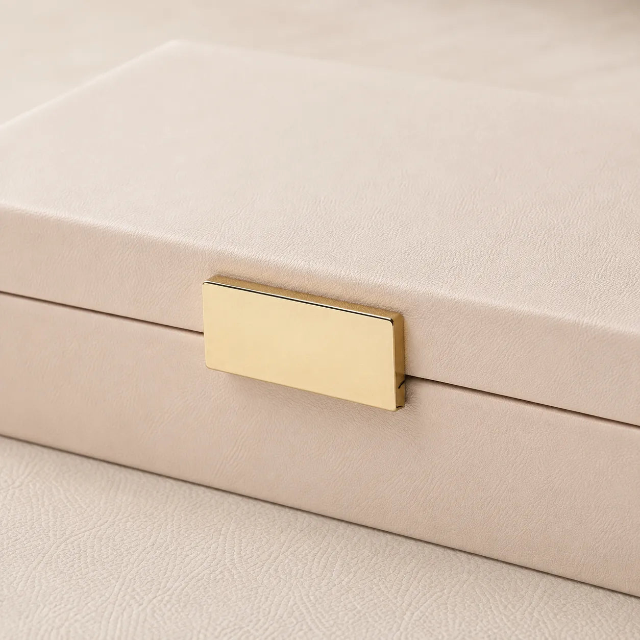 Caixa Decorativa Bege com Fecho Dourado