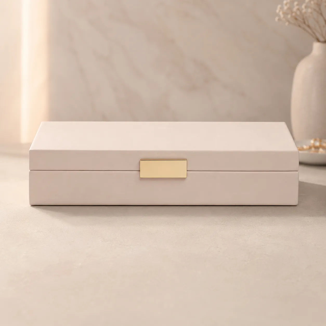 Caixa Decorativa Bege com Fecho Dourado