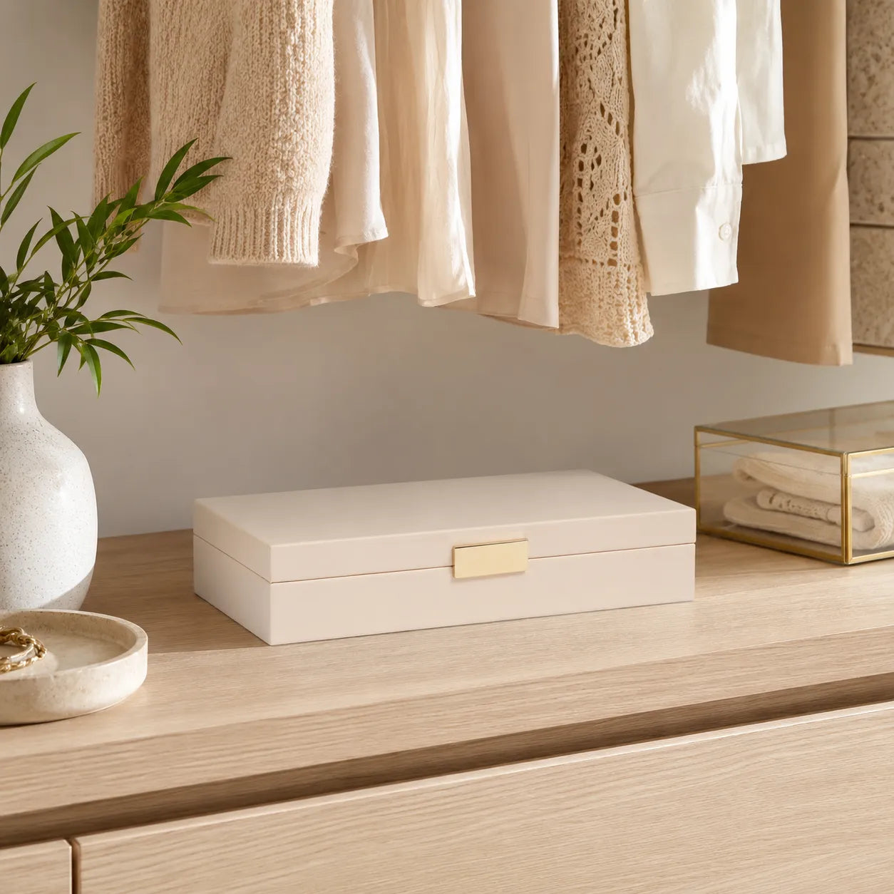 Caixa Decorativa Bege com Fecho Dourado